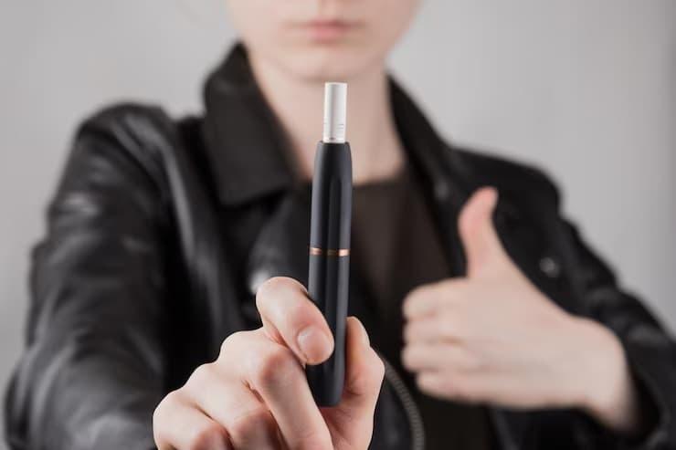E-Raucher Experience Unveiled as Most E-Cigarettes Contain Only Water and Flavoring with E-Raucher