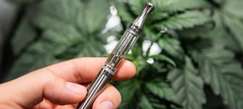 E-cigaretta investigates are e cigarettes harmful to your health and reveals evidence based tips for safer vaping